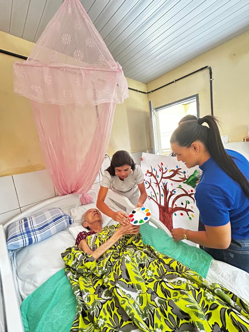 Atividade de pintura no leito, com apoio da equipe