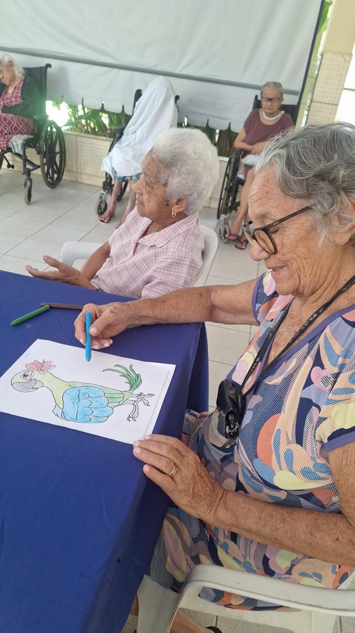 Roda de pintura em grupo na área externa