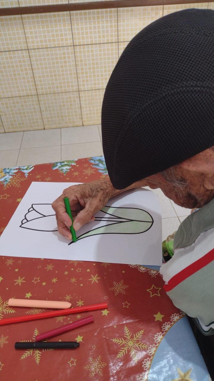 Residente pintando desenho com giz de cera