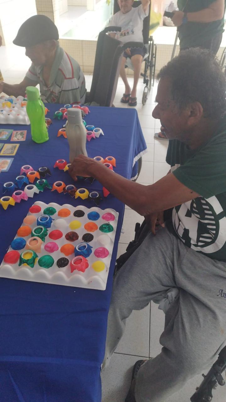 Oficina de pintura com potes de ovo reaproveitados