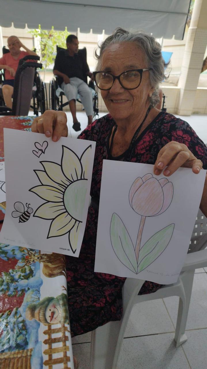 Residente exibindo desenhos coloridos à mão