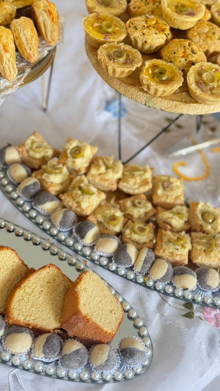Mini tortas e docinhos servidos aos residentes