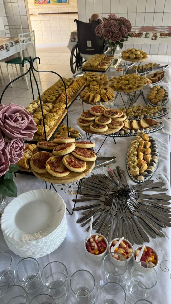 Mesa de confraternização decorada com flores