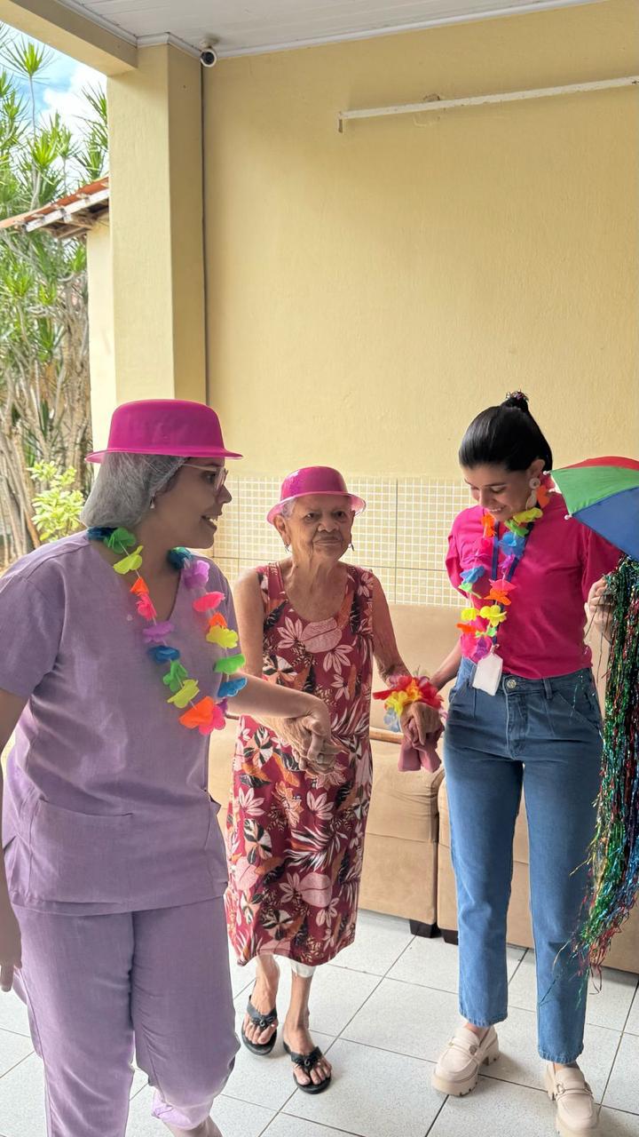 Festa temática com fantasias coloridas