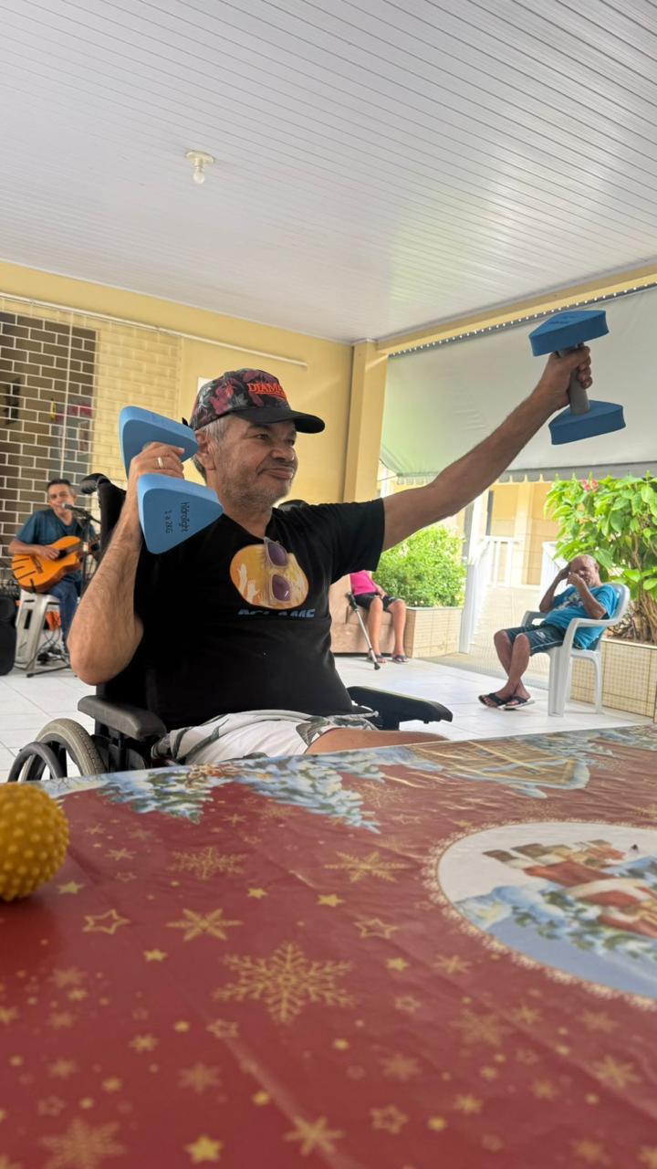 Residente em exercício de fortalecimento com halteres