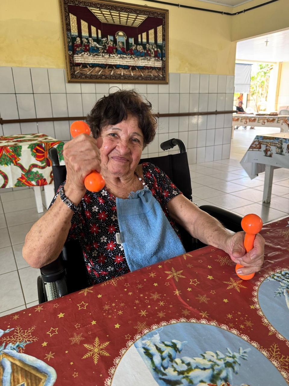 Residente em exercício de fortalecimento acompanhado por música ao vivo