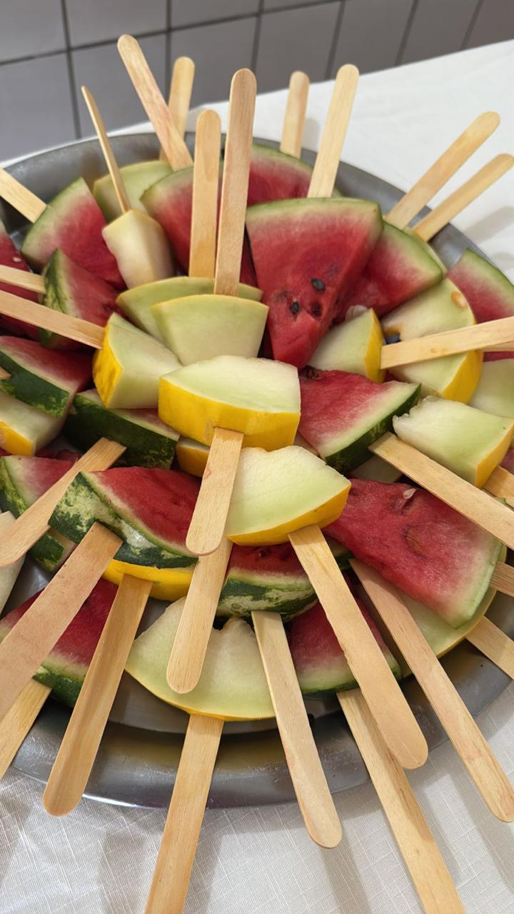 Espetinhos de frutas frescas servidos aos residentes
